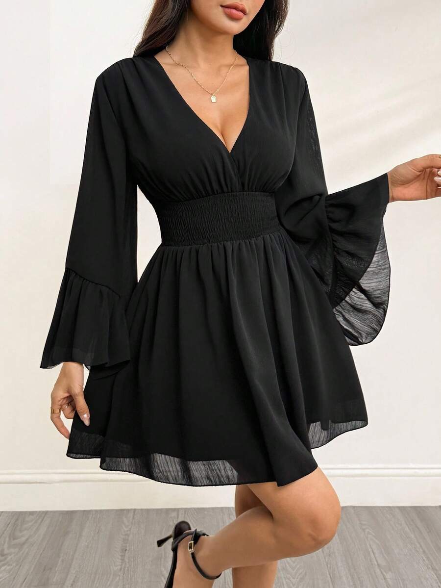 SHEIN PETITE 尺码 V 领褶皱腰 A 字形喇叭袖连衣裙，波西米亚嬉皮 Y2K 风格，适合夏季、游牧氛围、暑假、音乐节、毕业季返校服装，飘逸连衣裙 - 黑色 - 查看 1