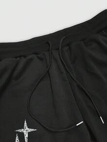 Manfinity EMRG 男士圆领短袖T恤和抽绳长裤两件套，时尚潮流自由灵魂黑色套装 | 纽约嘻哈自由女神像图案T恤 + 火焰图案长裤 | 超舒适宽松版型 | 暗黑系情侣装 | 街头摄影必备 - 黑色 - 查看 6