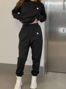 SHEIN 2 pezzi/set Felpa girocollo e pantaloni con stampa grafica minimalista classica di ragazza adolescente, logo piccolo e cavaliere a cavallo, adatto per autunno/inverno