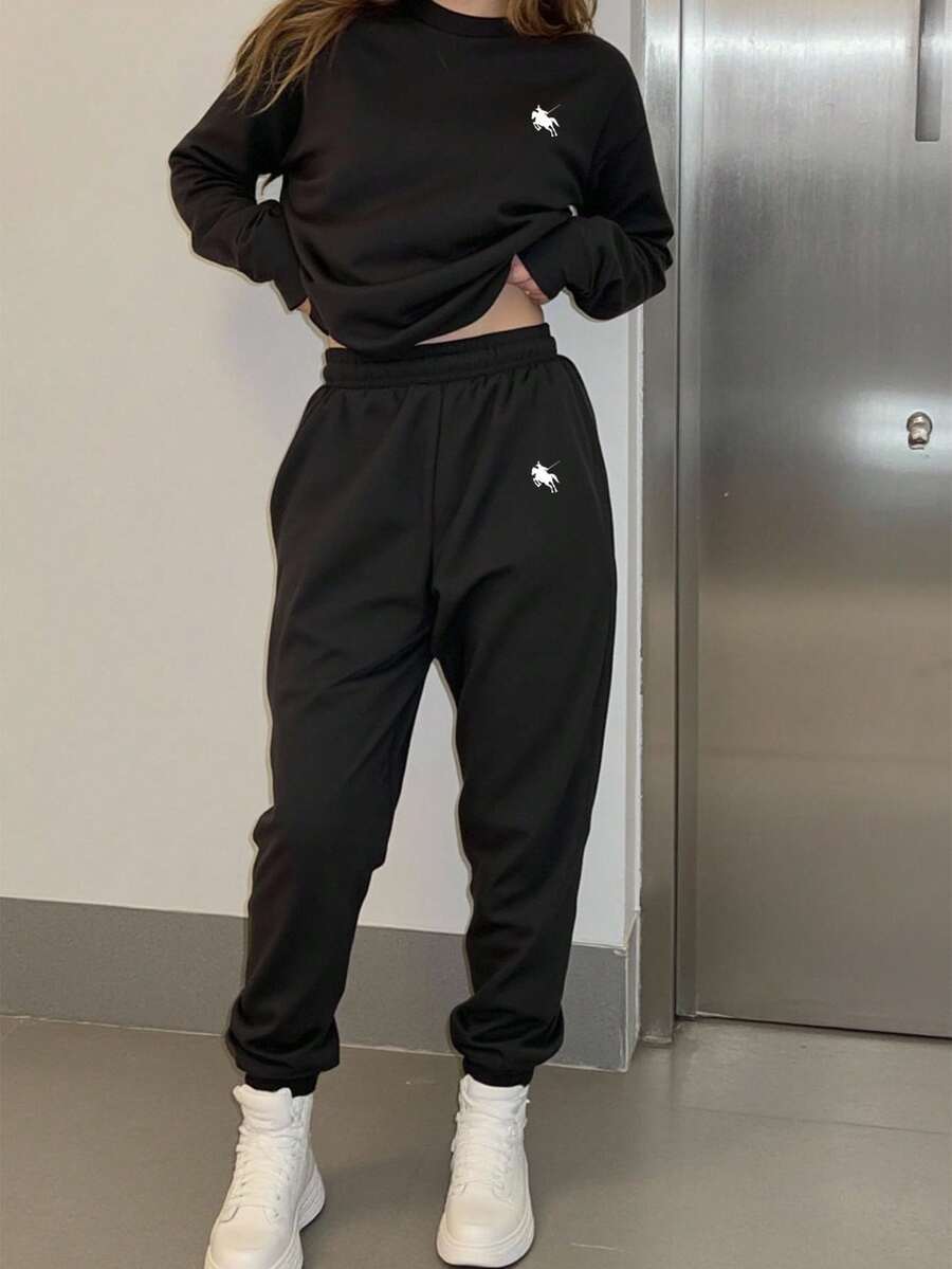 SHEIN 2 pezzi/set Felpa girocollo e pantaloni con stampa grafica minimalista classica di ragazza adolescente, logo piccolo e cavaliere a cavallo, adatto per autunno/inverno