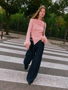 Nöista 秋季T恤采用修身剪裁和不对称针织，打造甜美俏皮造型。露肩设计凸显女性锁骨，性感又不失个性。毛绒袖口营造出俏皮温暖的视觉效果。 - 粉色 - 查看 2