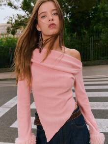 Nöista 秋季T恤采用修身剪裁和不对称针织，打造甜美俏皮造型。露肩设计凸显女性锁骨，性感又不失个性。毛绒袖口营造出俏皮温暖的视觉效果。 - 粉色 - 查看 8