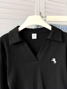 少女白色百搭方形 V 领长袖 T 恤，设计师风格，夏季休闲图案刺绣 Polo 衫，齐腰长款，修身剪裁，干净女孩 - 黑色 - 查看 3