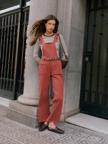 Nöista 牛仔背带裤，荷叶边肩带和方形背带，尽显女性柔美，是万圣节造型和秋季舒适叠穿的理想之选。高腰设计，配有腰带环和大号前贴袋，为秋日打造实用休闲的造型。宽松直筒裤腿，采用柔软水洗棉混纺面料，确保冬季穿着舒适，轻松换季。 - 紅色 - 查看 10