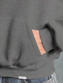 SUMWON 短款休闲套头连帽衫，带有醒目的单色图案印花，都市街头风秋冬舒适版型运动衫，长袖前口袋设计 - 深灰色 - 查看 6