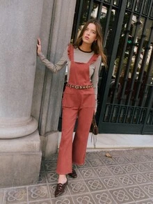 Nöista 牛仔背带裤，荷叶边肩带和方形背带，尽显女性柔美，是万圣节造型和秋季舒适叠穿的理想之选。高腰设计，配有腰带环和大号前贴袋，为秋日打造实用休闲的造型。宽松直筒裤腿，采用柔软水洗棉混纺面料，确保冬季穿着舒适，轻松换季。 - 紅色 - 查看 9