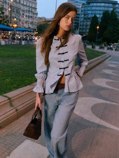 Nöista Blusa a rayas con elegante cuello mao, silueta ajustada de peplum y puños fruncidos con estilo, que ofrece una opción refinada y femenina para los atuendos de invierno de las mujeres, perfecta para estilos formales, vestimenta diaria pulida, looks navideños festivos y conjuntos sofisticados de Año Nuevo.