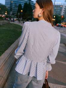 Nöista 这款条纹衬衫采用优雅的立领设计，修身的荷叶边廓形和时尚的褶皱袖口，为女性冬季提供精致优雅的选择，非常适合正式场合、日常精致装扮、节日圣诞造型和优雅的新年装束。 - 藍色 - 查看 7