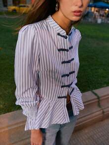 Nöista 这款条纹衬衫采用优雅的立领设计，修身的荷叶边廓形和时尚的褶皱袖口，为女性冬季提供精致优雅的选择，非常适合正式场合、日常精致装扮、节日圣诞造型和优雅的新年装束。 - 藍色 - 查看 2