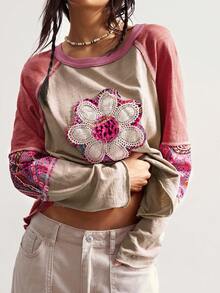 Bohemela Camiseta casual de mujer talla grande con aplicación floral y contraste de color en cuello redondo y mangas raglán - Multicolor - Ver 4
