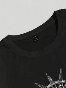 Manfinity EMRG 男士圆领短袖T恤和抽绳长裤两件套，时尚潮流自由灵魂黑色套装 | 纽约嘻哈自由女神像图案T恤 + 火焰图案长裤 | 超舒适宽松版型 | 暗黑系情侣装 | 街头摄影必备 - 黑色 - 查看 4