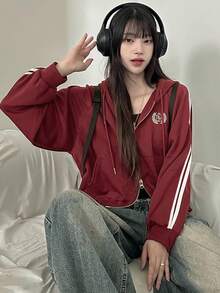 DAZY Áo nỉ có mũ in họa tiết thoải mái, dáng rộng cho nữ, áo khoác có khóa kéo phong cách sinh viên - Màu Đỏ Sâu - Xem 6