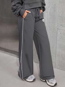 SHEIN Tween 女童休闲时尚街头风格侧白撞色拼接前中心印花黑色运动裤秋冬宽松运动裤女式运动裤 - 深灰色 - 查看 4