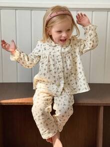 SHEIN Playful Pals 2 pezzi Set di maglietta a maniche lunghe con colletto a volant e stampa floreale e pantaloni per bambine, adatto per autunno/inverno, da indossare in casa o all'aperto - Albicocca - Visualizzare 9