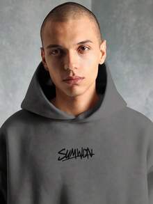 SUMWON 短款休闲套头连帽衫，带有醒目的单色图案印花，都市街头风秋冬舒适版型运动衫，长袖前口袋设计 - 深灰色 - 查看 5