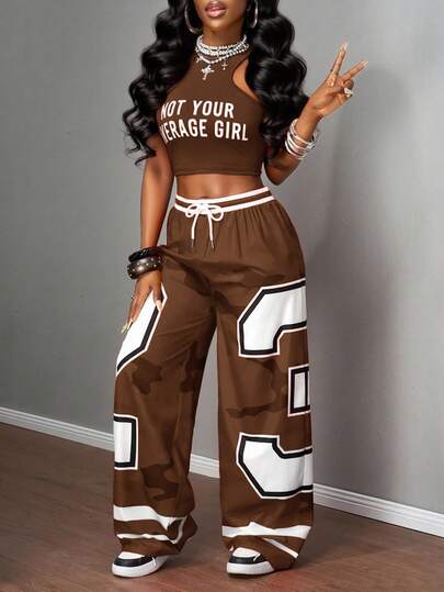 Slaydiva Conjunto deportivo casual de verano 2025 con estilo sexy: Chaleco de cuello redondo con logotipo estampado, color blanco, + Pantalones de pierna ancha con estampado de rayas y camuflaje rojo. Conjunto de 2 piezas para mujer.