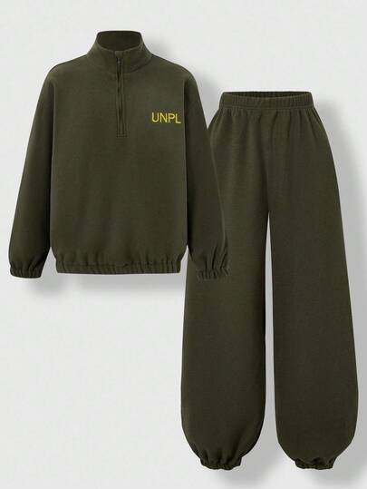 SHEIN Explorewe Bộ 2 món/Bộ đồ nỉ nỉ thu đông cho bé trai, tông màu xanh quân đội, phong cách trẻ trung. Áo có khóa kéo nửa cổ đứng, quần ống rộng bo gấu, quần dài tay dài thêu lông cừu, thích hợp mặc thường ngày, thể thao và hoạt động ngoài trời.