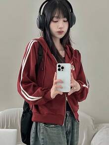 DAZY Áo nỉ có mũ in họa tiết thoải mái, dáng rộng cho nữ, áo khoác có khóa kéo phong cách sinh viên - Màu Đỏ Sâu - Xem 4