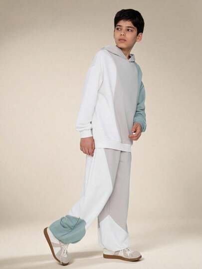 SHEIN Explorewe 2件套青少年男童秋冬休闲街头撞色长袖上衣和裤子套装。白色、灰色和浅绿色撞色设计，线条流畅，时尚感十足。宽松版型，日常休闲穿着舒适，适合学校活动或户外玩耍。
