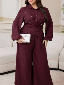 Modelyn Conjunto de 2 piezas de camisa y pantalones con envolvente cruzado y decoración de rhinestones para tallas grandes