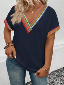 SHEIN 女士休闲 V 领短袖彩色图案印花拼布下摆和袖口复古风格大码 T 恤 - 藏蓝色 - 查看 4