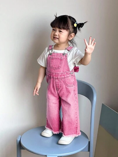 SHEIN 女婴3D蝴蝶结装饰蓝色牛仔背带裤，儿童女童春夏休闲度假乡村波西米亚风服装，儿童女童沙滩装，女童西部街头风服装，春假服装，锐舞派对服装牛仔背带裤，女婴秋冬度假服装