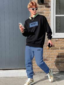 SHEIN 2 件青少年男孩休闲日常百搭舒适字母图案印花宽松圆领运动衫和休闲慢跑裤套装 - 霧霾藍 - 查看 6