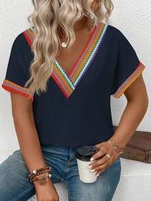 SHEIN 女士休闲 V 领短袖彩色图案印花拼布下摆和袖口复古风格大码 T 恤 - 藏蓝色 - 查看 3