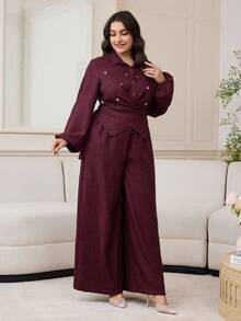 Modelyn Conjunto de 2 piezas de camisa y pantalones con envolvente cruzado y decoración de rhinestones para tallas grandes