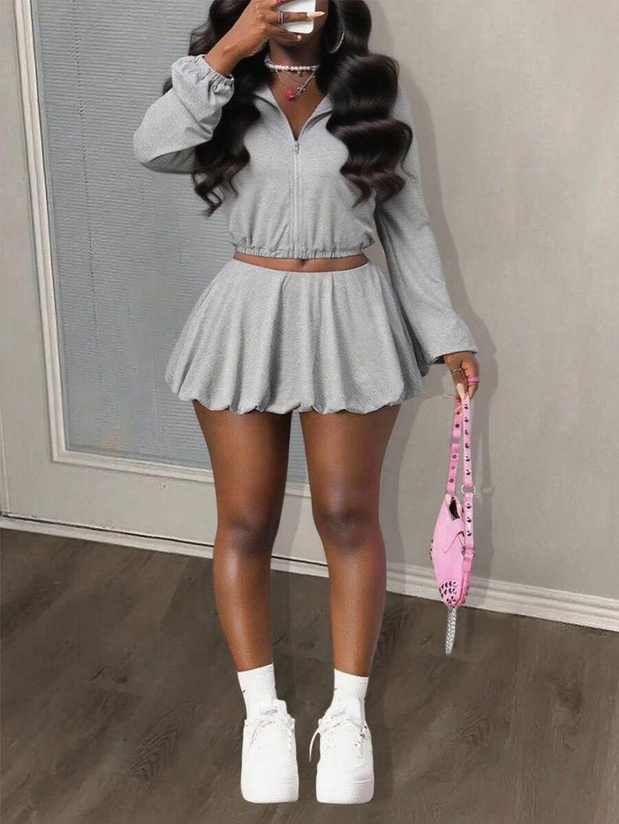 Slaydiva Bộ đồ hai mảnh nữ mùa hè và thu 2025 mới màu xám nhạt rộng rãi tay dài có khóa kéo ngắn + chân váy mini họa tiết nụ hoa, du lịch, du lịch hàng ngày, tụ tập tiệc tùng, hẹn hò, trang phục ăn trưa, trang phục du lịch sân bay, trở lại trường, tốt nghiệp, thường ngày-B - Màu Xám nhạt - Xem 1