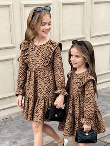 SHEIN Serisse Kids Tween Girl 夏季/秋季满身印花荷叶边饰荷叶边袖连衣裙，非常适合夏季和秋季休闲和日常穿着以及学校日常穿着，妈妈和女儿和姐妹搭配 - 卡其色 - 查看 1