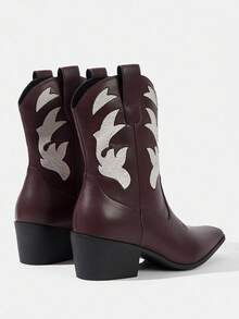 Styleloop Botas de tacón grueso con punta cuadrada y bordado blanco de PU para mujer, de estilo fashionable, adecuadas para Halloween, Navidad, fiestas, festivales de música, otoño y uso diario - Marrón Chocolate - Ver 4