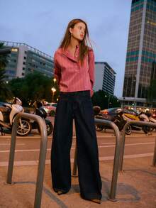 条纹高领衬衫，饰有荷叶边细节和前襟纽扣，褶裥前片和蓬松的灯笼袖营造出浪漫优雅的轮廓，非常适合女性冬季、精致的日常造型、节日夏季造型和优雅的春季装扮。 - 玫紅色 - 查看 5