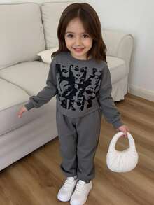 SHEIN 2 件套年轻女孩休闲街头风格卡通肖像印花宽松圆领长袖运动衫和口袋运动裤运动服，铁灰色 - 灰色 - 查看 4