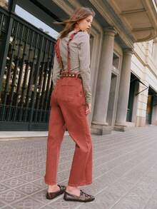 Nöista 牛仔背带裤，荷叶边肩带和方形背带，尽显女性柔美，是万圣节造型和秋季舒适叠穿的理想之选。高腰设计，配有腰带环和大号前贴袋，为秋日打造实用休闲的造型。宽松直筒裤腿，采用柔软水洗棉混纺面料，确保冬季穿着舒适，轻松换季。 - 紅色 - 查看 3