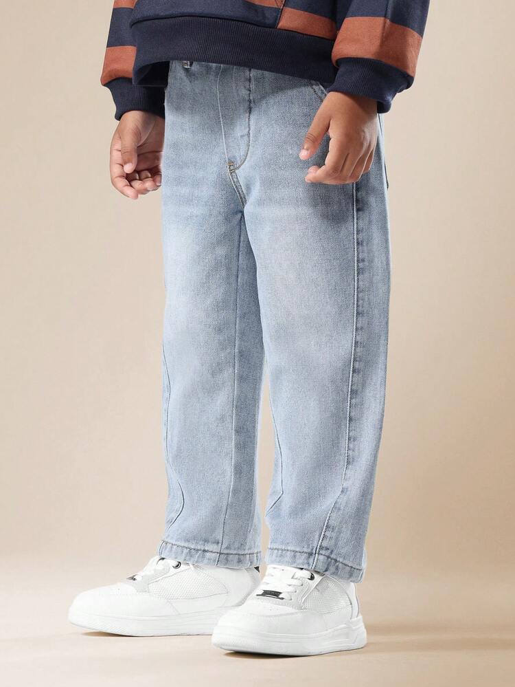 솔기 디테일과 와이드 레그가 돋보이는 풀온 데님 진