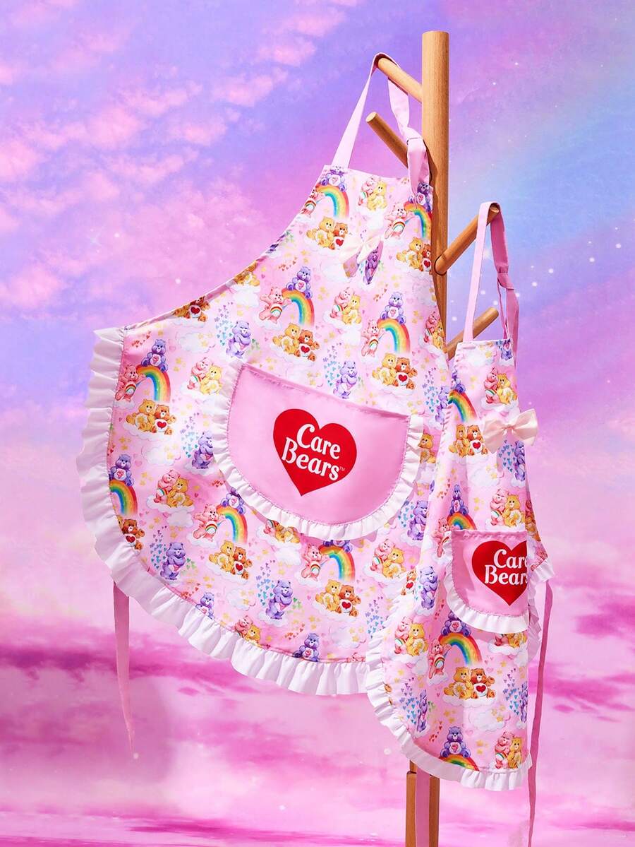 SHEIN X Care Bears 1件可爱爱心小熊图案厨房围裙,烘焙围裙,荷叶边蝴蝶结装饰,可爱围裙,两种尺寸,亲子围裙 - 彩色 - 查看 1