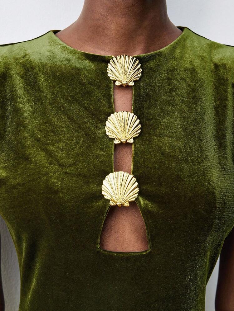 SHEIN Maija 2025 Velvet Metal Button Elegant Fitted Women Dress, Fall Clothes For Women, Fall Dresses, Winter Dress, Christmas Dress  Saudi National Day , National Day Dress, Long Party Dresses,Elegant Dresses ,Going Out Outfits, Graduation Dresses,Prom Dress,Green Dress ,Metal Buckle Design, Shell Buttons, Unique, Wide Shoulder, Urban Feel,Slim Fit, Figure-Flattering, Practical, Versatile Dress, Christmas Dress