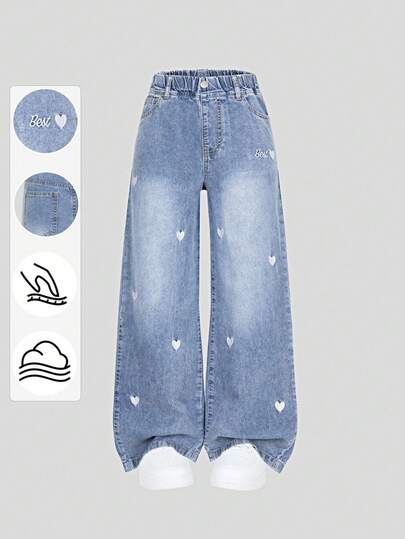 SHEIN Denimly 新款春夏女款宽松浅蓝色牛仔阔腿裤，柔软的牛仔面料如云朵般包裹，心形刺绣细节，松紧腰身设计穿着舒适，适合校园、街头、约会、户外活动和日常穿着