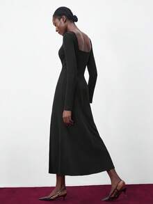 Maija Vestido maxi de línea A con cuello cuadrado, espalda abierta y cintura ceñida, hecho de tela térmica negra, cómodo y abrigado. Estilo urbano y elegante discreto, versátil y favorecedor, adecuado para uso casual en la oficina. - Negro - Ver 1