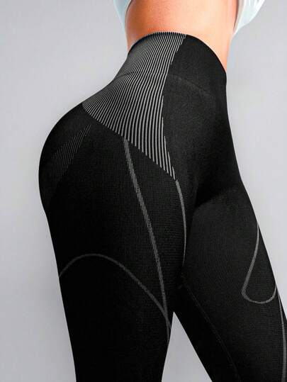 Innovista 这款必备的无缝高腰弹力紧身裤，线条流畅，勾勒出优美的身形，有效收腹，避免走光尴尬。适合健身、舞蹈和日常穿着，面料不透光，触感柔软舒适，宛如第二层肌肤。无论是日常锻炼、尊巴、瑜伽、普拉提、有氧运动、高强度间歇训练还是力量训练，它都是理想之选，也是秋季户外活动的完美选择。这款耐穿的高品质紧身裤采用不透光的黑色面料，完美贴合身形，提供卓越的舒适度和支撑力。高腰设计确保穿着舒适，并带来出色的塑形效果。这款无缝紧身裤尤其适合身材丰满的女性，提供高压缩性和完美弹性。这款优雅的黑色套装，无论是健身房还是休闲场合，都能完美搭配，打造完美造型。