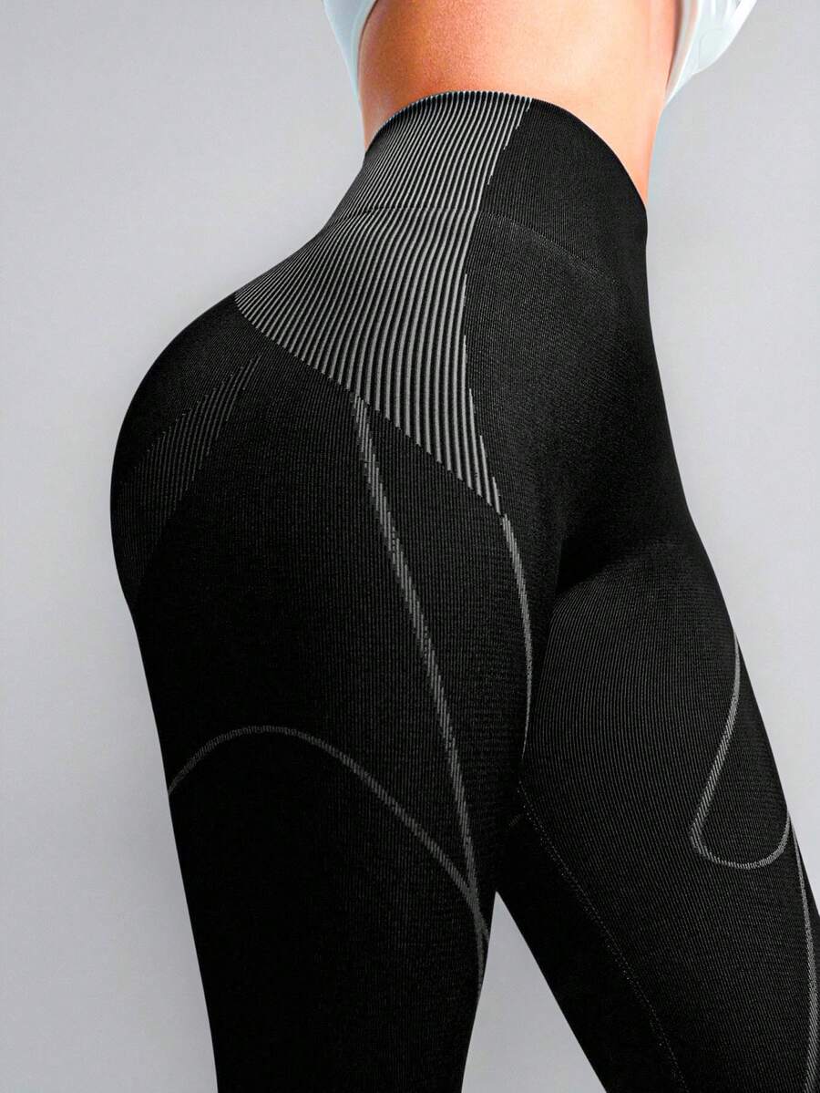 Innovista 这款必备的无缝高腰弹力紧身裤，线条流畅，勾勒出优美的身形，有效收腹，避免走光尴尬。适合健身、舞蹈和日常穿着，面料不透光，触感柔软舒适，宛如第二层肌肤。无论是日常锻炼、尊巴、瑜伽、普拉提、有氧运动、高强度间歇训练还是力量训练，它都是理想之选，也是秋季户外活动的完美选择。这款耐穿的高品质紧身裤采用不透光的黑色面料，完美贴合身形，提供卓越的舒适度和支撑力。高腰设计确保穿着舒适，并带来出色的塑形效果。这款无缝紧身裤尤其适合身材丰满的女性，提供高压缩性和完美弹性。这款优雅的黑色套装，无论是健身房还是休闲场合，都能完美搭配，打造完美造型。 - 黑色 - 查看 1