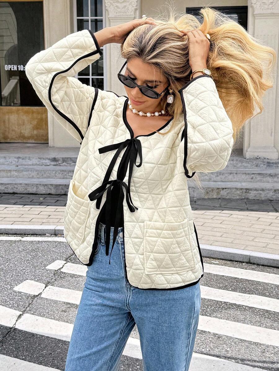 SHEIN Frenchy Manteau matelassé AVEC POCHES à BORDURE CONTRASTÉE et LACETS pour femmes, style décontracté. Manches longues, rembourré, convient pour le port quotidien et les déplacements. Couleur crème. Manteau décontracté pour l'automne et l'hiver. Style français, avec bordure noire, vintage, rentrée scolaire, automne, hiver. Manteau d'hiver pour femmes. Style business décontracté. Toutes saisons, Fête nationale, Nouvel An. - Beige - Voir 1