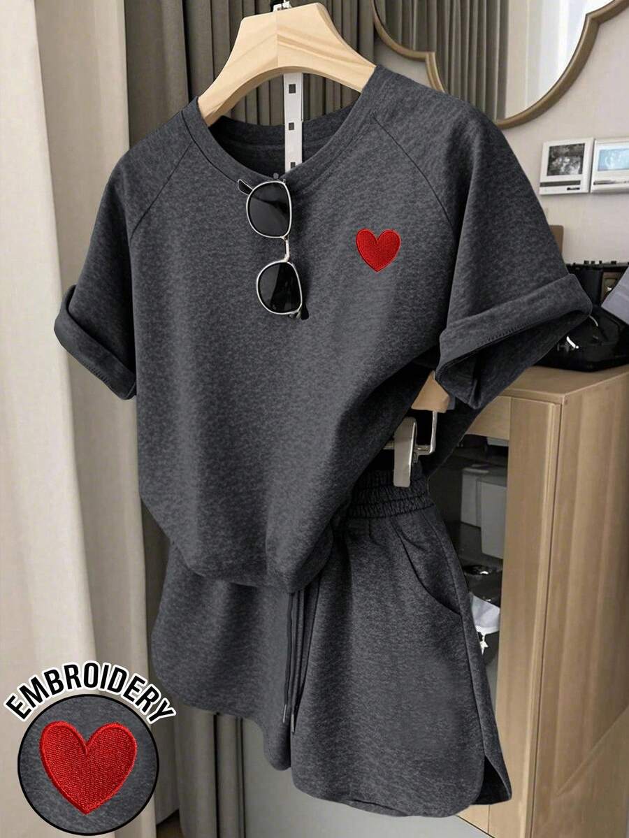 Resyla Bộ đồ 2 món thường ngày thêu hình trái tim, áo phông và quần short, thời trang cho mùa hè - Màu xám đen - Xem 1