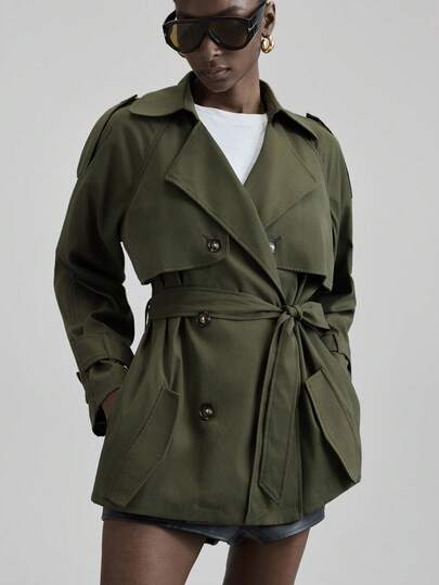 Ontre 都市时尚风格，绿色，女士短款风衣，收腰，腰带，秋季服饰，日常穿着，通勤现代都市休闲时尚商务休闲女士办公室穿着低调老款风格轻松气质高端都市通勤高品质机场女装高端材质低调耐用基本款，百搭适合所有人，街头时尚穿着，咖啡店穿着，休闲穿着四季休闲外套女士夹克超大风衣超大夹克