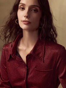 MOTF PREMIUM بلوزة أنيقة للنساء ذات لمسات لامعة باللون البرغندي