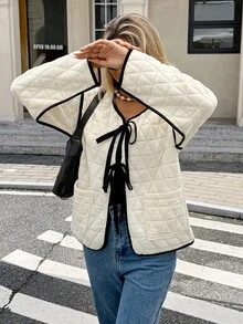 SHEIN Frenchy Manteau matelassé AVEC POCHES à BORDURE CONTRASTÉE et LACETS pour femmes, style décontracté. Manches longues, rembourré, convient pour le port quotidien et les déplacements. Couleur crème. Manteau décontracté pour l'automne et l'hiver. Style français, avec bordure noire, vintage, rentrée scolaire, automne, hiver. Manteau d'hiver pour femmes. Style business décontracté. Toutes saisons, Fête nationale, Nouvel An. - Beige - Voir 3
