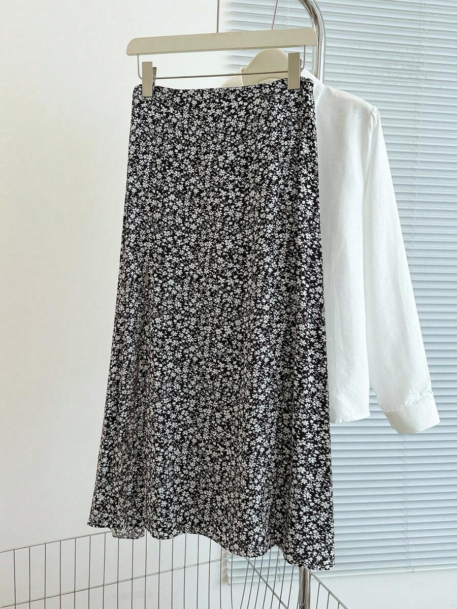 SHEIN Holidaya Váy Maxi xẻ đùi họa tiết hoa nhỏ xinh cho kỳ nghỉ đi biển dành cho nữ - Đen và trắng - Xem 1