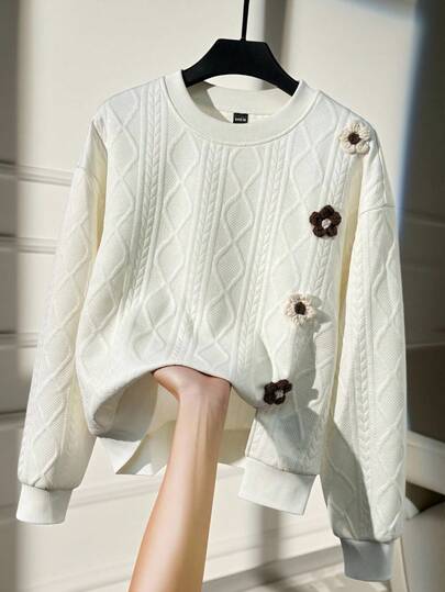 GlowEve 女士时尚纯色纹理装饰钩针 3D 花卉圆领落肩长袖开衩下摆宽松休闲运动衫