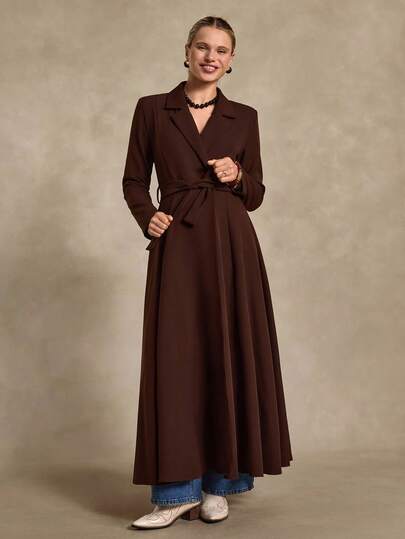 Bóhologie Chokladbrun långklänning med skärp: Rak passform, perfekt för affärsmöten eller eleganta stadsutflykter, tillverkad av mjukt och tätt crêpetyg med snygga knappdetaljer och knytband i midjan